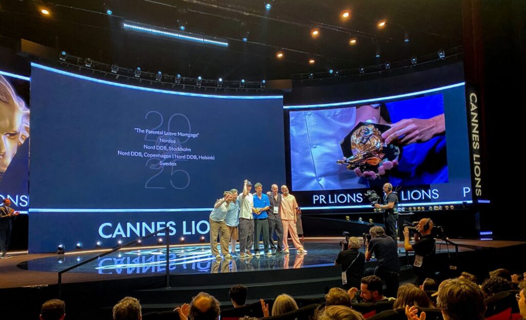 Cannes Lion palkintojenjako. Lavalla Kalle Wallin ja muita.